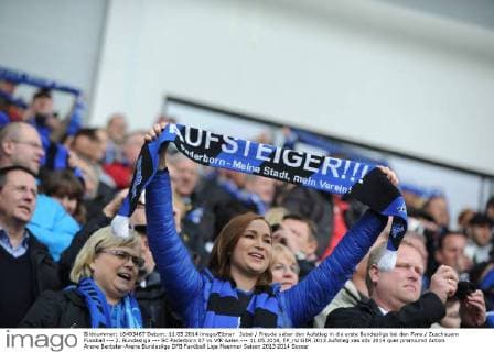 Jubel Freude ueber den Aufstieg in die erste Bundesliga bei den Fans Zuschauern Fussball --- 2. Bundesliga --- SC Paderborn 07 vs VfR Aalen --- 11.05.2014, EP_rsl