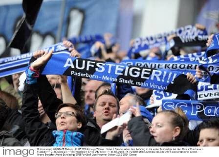 Jubel Freude ueber den Aufstieg in die erste Bundesliga bei den Fans Zuschauern Fussball --- 2. Bundesliga --- SC Paderborn 07 vs VfR Aalen --- 11.05.2014, EP_rsl