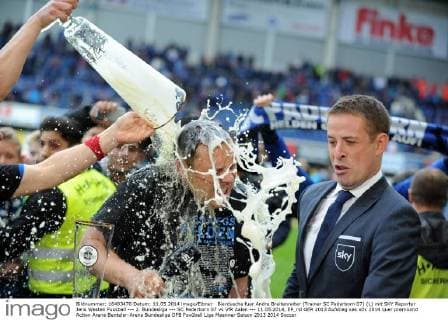 Bierdusche fuer Andre Breitenreiter (Trainer SC Paderborn 07) (L) mit SKY Reporter Jens Westen Fussball --- 2. Bundesliga --- SC Paderborn 07 vs VfR Aalen --- 11.05.2014, EP_rsl