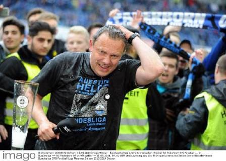 Bierdusche fuer Andre Breitenreiter (Trainer SC Paderborn 07) Fussball --- 2. Bundesliga --- SC Paderborn 07 vs VfR Aalen --- 11.05.2014, EP_rsl