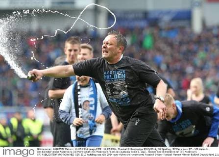 11.05.2014, Fussball 2.Bundesliga 2013 2014, 34.Spieltag, SC Paderborn 07 - VfR Aalen in der Benteler-Arena Paderborn. die Mannschaft von Paderborn feiert den Aufstieg in die 1. Liga , Trainer Andre Breitenreiter (SC Paderborn 07) 
