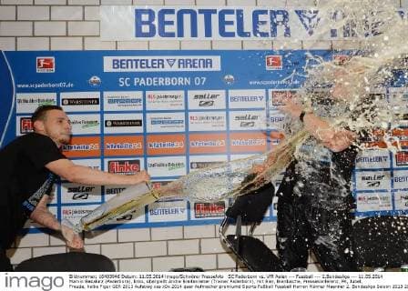 SC Paderborn vs. VfR Aalen --- Fussball --- 2.Bundesliga --- 11.05.2014 Marvin Bakalorz (Paderborn), links, übergießt Andre Breitenreiter (Trainer Paderborn), mit Bier, Bierdusche, Pressekonferenz, PK, Jubel, Freude, halbe Figur