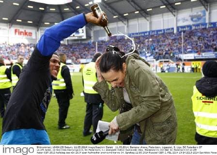11.05.2014, Benteler-Arena, Paderborn, Ligaspiel, 2. Liga, SC Paderborn 07 vs VfR Aalen, im Bild Elias Kachunga (15, SC Paderborn, li.) übergießt Esther Sedlaczek (Sky, Moderatorin) mit Bier SC Paderborn 07 vs VfR Aalen