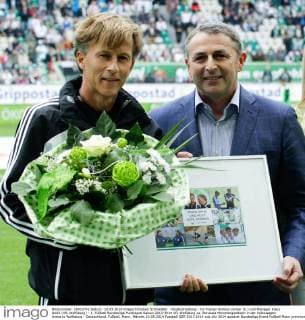 Verabschiedung - Co-Trainer Andries Jonker (li.) und Manager Klaus Allofs (VfL Wolfsburg) - 1. Fußball Bundesliga Punktspiel Saison 2013-2014 VfL Wolfsburg vs. Borussia Mönchengladbach in der Volkswagen Arena in Wolfsburg - Deutschland, Fußball, Mann, Männer,10.05.2014