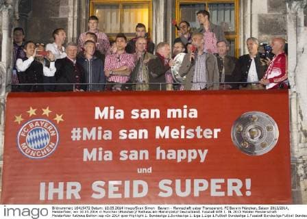 Bayern - Mannschaft ueber Transparent. FC Bayern München, Saison 2013 2014, Meisterfeier, am 10.05.2014 in München (München) Rathaus am Marienplatz Deutschland.