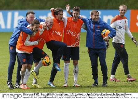 (L-R), Coach Louis van Gaal, Joel Veltman, Davy Klaassen, Daryl Janmaat, Marco van Ginkel, Jasper Cillessen during a training session of the Netherlands on May 12, 2014 at Hoenderloo, The Netherlands. Netherlands Training session 2013 2014 xVIxJeroenxPutmansxIVx 2302254