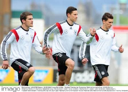 Fussball Training der Deutschen Nationalmannschaft am 12.05.2014 im Millerntor-Stadion in Hamburg Sebastian Jung ( Deutschland ) links - Julian Draxler ( Deutschland ), mitte - Leon Goretzka ( Deutschland )