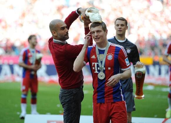 10.05.2014, Fussball, Saison 2013-2014, 1. Bundesliga, 34. Spieltag, FC Bayern München - Toni Kroos (Bayern München) bekommt eine Bierdusche von Trainer Pep Guardiola (Bayern München)