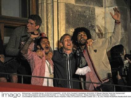 10.05..2014, Fussball 1.Bundesliga 2013 2014, FC Bayern München feiert die Meisterschaft auf dem Rathausbalkon am Marienplatz München. v.l. Thomas Müller (Bayern München) , Thiago Alcantara (Bayern München) , Bastian Schweinsteiger (Bayern München) und Dante (Bayern München) 