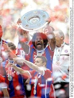 10.05..2014, Fussball 1.Bundesliga 2013 2014, 34.Spieltag, FC Bayern München - VfB Stuttgart, in der Allianz-Arena München. Siegerehrung und Meisterfeier des Deutschen Meisters FC Bayern nach dem Spiel. Dante (mi., Bayern München) mit der Meisterschale 