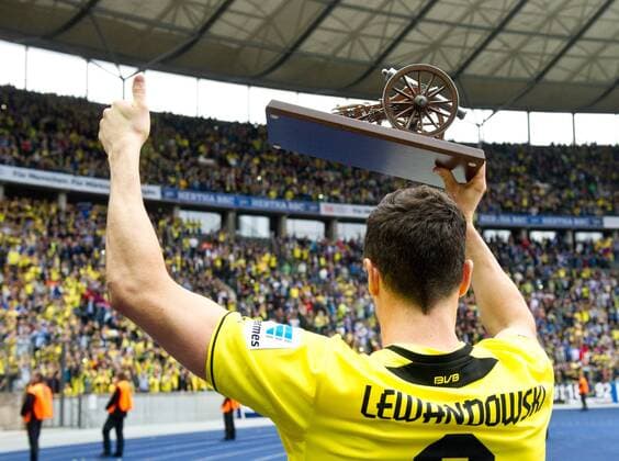 Torschuetzenkoenig der Saison: Robert LEWANDOWSKI (DO) mit der Torjaegerkanone. Fussball 1. Bundesliga, 34. Spieltag, Hertha BSC Berlin (B) - Borussia Dortmund (DO), am 10.05.2014 in Berlin Deutschland.