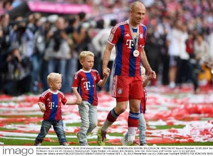 FUSSBALL 1. BUNDESLIGA SAISON 2013 2014 34. SPIELTAG FC Bayern München 10.05.2014 Der FC Bayern feiert die 24. Deutsche Meisterschaft: Arjen Robben mit seinen drei Kindern, Sohn Kai, Sohn Luka und Tochter Lynn (v.li.) auf dem Rasen der Allianz Arena 