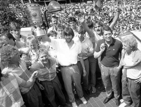 Bayer Uerdingen feiert den DFB-Pokal-Sieg auf dem Krefelder Theaterplatz, v.re.: Trainer Karl-Heinz Feldkamp, Manager Reinhard Roder, Horst Feilzer, Norbert Brinkmann, Wolfgang Funkel, Friedhelm Funkel mit dem Pokal, Peter Loontiens und Co Trainer Bernd Lehmann