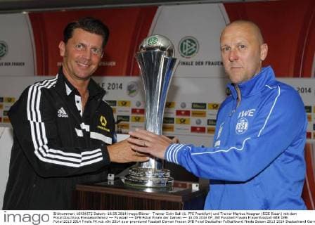Trainer Colin Bell (1. FFC Frankfurt) und Trainer Markus Hoegner (SGS Essen) mit dem Pokal Abschluss Pressekonferenz --- Fussball --- DFB Pokal Finale der Damen --- 16.05.2014 EP_JSE