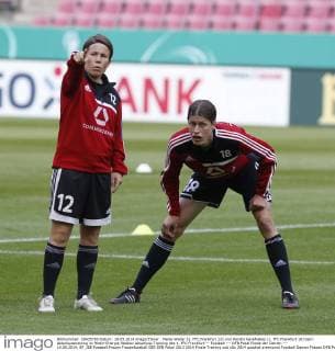 Meike Weber (1. FFC Frankfurt 12) und Kerstin Garefrekes (1. FFC Frankfurt 18) beim Abschlusstraining im Rhein-Energie Stadion Abschluss Training des 1. FFC Frankfurt--- Fussball --- DFB Pokal Finale der Damen --- 16.05.2014, EP_JSE