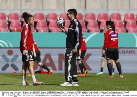 Celia Sasic (1. FFC Frankfurt 9) gut gelaunt im Gespraech mit Physiotherapeut Michael Menn beim Abschlusstraining im Rhein-Energie Stadion Abschluss Training des 1. FFC Frankfurt--- Fussball --- DFB Pokal Finale der Damen --- 16.05.2014, EP_JSE