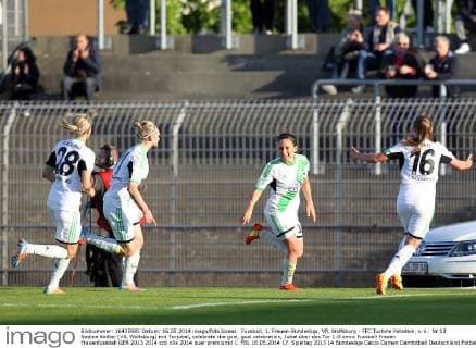 Fussball, 1. Frauen-Bundesliga, VfL Wolfsburg - FFC Turbine Potsdam, v.li.: Nr 13 Nadine Keßler (VfL Wolfsburg) mit Torjubel, celebrate the goal, goal celebration, Jubel über das Tor 1:0 xmrx