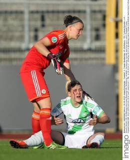 Fussball, 1. Frauen-Bundesliga, VfL Wolfsburg - FFC Turbine Potsdam, v.li.: Almuth Schult (VfL Wolfsburg) uns Luisa Wensing (VfL Wolfsburg) verletzt, Verletzung, injured, sporting injury xmrx