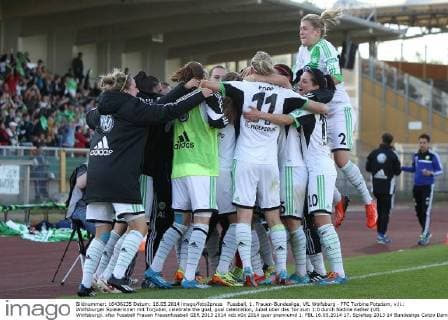 Fussball, 1. Frauen-Bundesliga, VfL Wolfsburg - FFC Turbine Potsdam, v.li.: Wolfsburger Spielerinnen mit Torjubel, celebrate the goal, goal celebration, Jubel über das Tor zum 1:0 durch Nadine Keßler (VfL Wolfsburg). xfsx