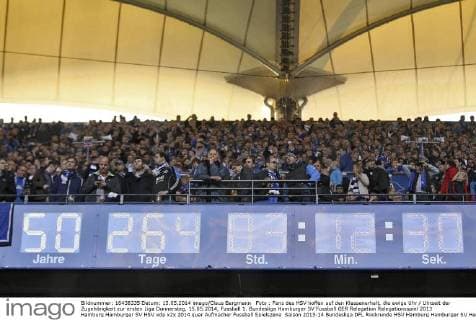 Foto : Fans des HSV hoffen auf den Klassenerhalt, die ewige Uhr Uhrzeit der Zugehörigkeit zur ersten Liga Donnerstag, 15.05.2014, Fussball 1. Bundesliga Hamburger SV