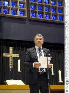 Vor dem DFB-Pokalfinale haben Fans von Bayern München und Borussia Dortmund am Samstag (17.05.2014) in der Berliner Kaiser-Wilhelm-Gedächtniskirche gemeinsam einen Gottesdienst gefeiert. (Foto: DFB-Präsident Wolfgang Niersbach) Eingeladen hatten die katholische und evangelische Kirche in Deutschland unter dem Motto Ouvertüre zum Spiel - (beim) Singen vereint! 17.05.2014) Bayern- und BVB-Fans feiern gemeinsamen Gottesdienst epd EDITORIAL USE ONLY