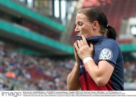 Fussball, DFB-Pokal Finale der Frauen, SGS Essen - 1. FFC Frankfurt, v.li.: Sabrina Dörpinghaus (SGS Essen) enttäuscht schauend, Enttäuschung, disappointed xfsx