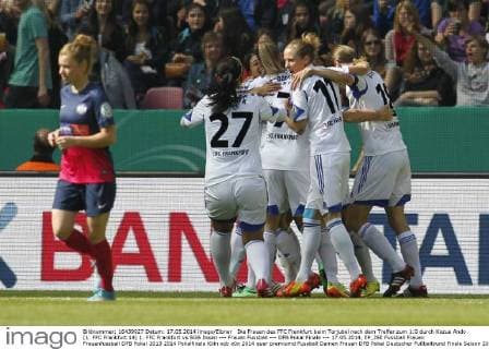 Die Frauen des FFC Frankfurt beim Torjubel nach dem Treffer zum 1:0 durch Kozue Ando (1. FFC Frankfurt 14) 1. FFC Frankfurt vs SGS Essen --- Frauen Fussball --- DFB Pokal Finale --- 17.05.2014, EP_JSE