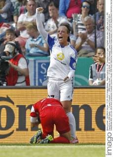 Peggy Kuznik (1. FFC Frankfurt 27) beim Torjubel nach dem Treffer zum 2:0 1. FFC Frankfurt vs SGS Essen --- Frauen Fussball --- DFB Pokal Finale --- 17.05.2014, EP_JSE