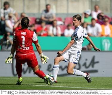 Fussball, DFB-Pokal Finale der Frauen, SGS Essen - 1. FFC Frankfurt, v.li.: Lisa Weiß (SGS Essen) gegen Kerstin Garefrekes (1. FFC Frankfurt) im Zweikampf, Duell, duel, tackle, Aktion, Action xmrx