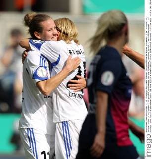 Fussball, DFB-Pokal Finale der Frauen, SGS Essen - 1. FFC Frankfurt, v.li.: Simone Laudehr (1. FFC Frankfurt) mit Torjubel, celebrate the goal, goal celebration, Jubel über das Tor 0:3 mit Saskia Bartusiak (1. FFC Frankfurt) xmrx