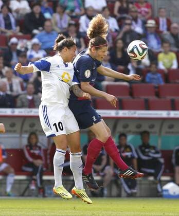 Köln, RheinEnergieStadion, 17.05.14: Frankfurts Dzsenifer Marozsan (L) im Zweikampf mit Dominique Janssen im DFB Pokal Finale der Frauen SGS Essen vs. 1.FFC Frankfurt in der Saison 2013 2014.