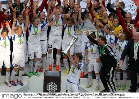 Fussball, DFB-Pokal Finale der Frauen, SGS Essen - 1. FFC Frankfurt, v.li.: Kerstin Garefrekes (1. FFC Frankfurt) hebt den Pokal in den Himmel, lacht, Lächeln, Freude xmrx