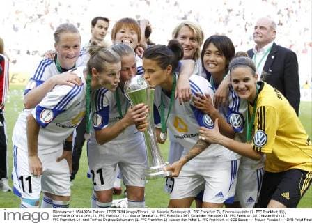 vl: Melanie Behringer (1. FFC Frankfurt 7), Simone Laudehr (1. FFC Frankfurt 11), Ana-Maria Crnogorcevic (1. FFC Frankfurt 21), Asuna Tanaka (1. FFC Frankfurt 24), Dzsenifer Marozsan (1. FFC Frankfurt 10), Kozue Ando (1. FFC Frankfurt 14) und Torfrau Desiree Schumann (1. FFC Frankfurt 1) küssen den Pokal 1. FFC Frankfurt vs SGS Essen --- Frauen Fussball --- DFB Pokal Finale --- 17.05.2014, EP_JSE