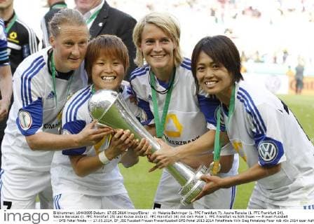vl: Melanie Behringer (1. FFC Frankfurt 7), Asuna Tanaka (1. FFC Frankfurt 24), Saskia Barusiak (1. FFC Frankfurt 25) und Kozue Ando (1. FFC Frankfurt 14) mit dem Pokal 1. FFC Frankfurt vs SGS Essen --- Frauen Fussball --- DFB Pokal Finale --- 17.05.2014, EP_JSE