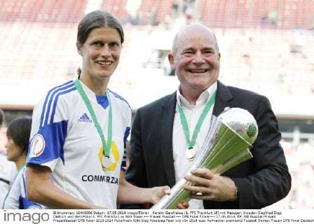 Kerstin Garefrekes (1. FFC Frankfurt 18) mit Manager, Investor Siegfried Siggi Dietrich und dem Pokal 1. FFC Frankfurt vs SGS Essen --- Frauen Fussball --- DFB Pokal Finale --- 17.05.2014, EP_JSE