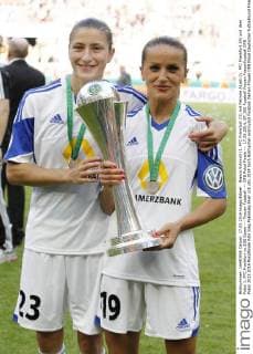 Bianca Schmidt (1. FFC Frankfurt 23) mit Fatmire Alushi (1. FFC Frankfurt 19) und dem Pokal 1. FFC Frankfurt vs SGS Essen --- Frauen Fussball --- DFB Pokal Finale --- 17.05.2014, EP_JSE