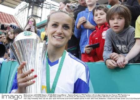 Fatmire Alushi (1. FFC Frankfurt 19) mit dem Pokal bei den Fans 1. FFC Frankfurt vs SGS Essen --- Frauen Fussball --- DFB Pokal Finale --- 17.05.2014, EP_JSE