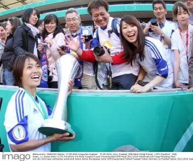 17.05.2014, xsvx, Fussball, DFB Pokal Finale Frauen, 1.FFC Frankfurt - SGS Essen, v.l. Kozue Ando (1.FFC Frankfurt) mit Pokal