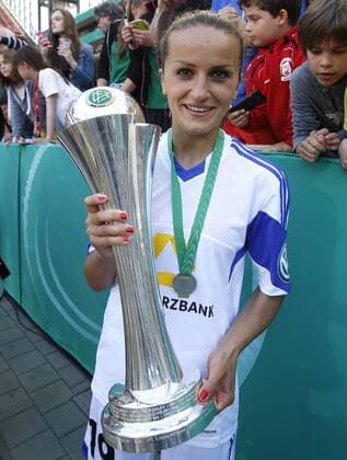 Köln, RheinEnergieStadion, 17.05.14: Frankfurts Fatmire Alushi mit Pokal im DFB Pokal Finale der Frauen SGS Essen vs. 1.FFC Frankfurt in der Saison 2013 2014.