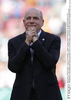 Manager, Investor Siegfried Siggi Dietrich mit gefalteten Händen vor der Pokalübergabe 1. FFC Frankfurt vs SGS Essen --- Frauen Fussball --- DFB Pokal Finale --- 17.05.2014, EP_JSE