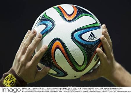 Berlin, 17.05.2014, OlympiaStadion Brasilien 2014: WM-Ball Adidas Brazuca in der Hand eines Spielers von Borussia Dortmund