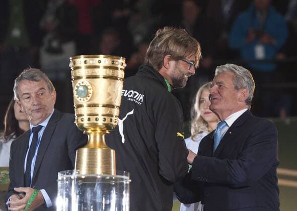 Fußball, DFB-Pokalfinale 2013 2014, Borussia Dortmund - FC Bayern München Ehrung nach dem Spiel: DFB Praesident Wolfgang NIERSBACH, Cheftrainer Juergen KLOPP (DO) und Bundespräsident Joachim GAUCK (vl) Fussball DFB-Pokal Saison 2013 2014, Finale: Borussia Dortmund - FC Bayern München im Olympiastadion in Berlin, Deutschland am 17.05.2014,