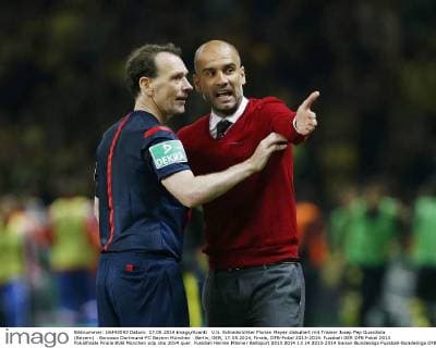 V.li. Schiedsrichter Florian Meyer diskutiert mit Trainer Josep Pep Guardiola (Bayern) . Borussia Dortmund-FC Bayern München . Berlin, GER, 17.05.2014, Finale, DFB-Pokal 2013-2014.