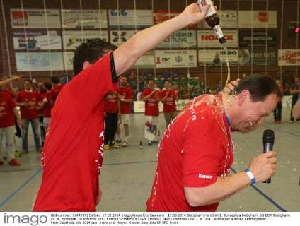 17.05.2014 Bietigheim Handball 2. Bundesliga Bietigheim SG BBM Bietigheim vs. HC Erlangen , Bierdusche von Christian Schäfer für Claus Stöckle ( BBM )