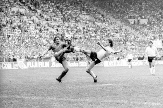 Eurico Gomes (Portugal, li.) gegen Rudi Völler (BR Deutschland)