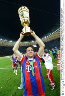 17.05.2014, xjhx, Fussball DFB Pokal Finale, FC Bayern München - Borussia Dortmund, v.l. Claudio Pizarro (FC Bayern München) mit DFB Pokal
