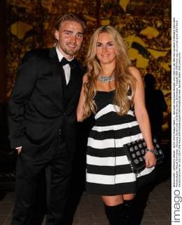 Borussia Dortmund Bankett und Feier in der Berliner Location Kraftwerk nach dem Pokalendspiel. Marcel Schmelzer (Borussia Dortmund) mit Ehefrau Jenny Schmelzer.