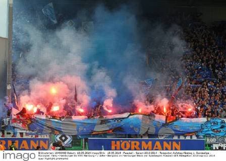 18.05.2014 - Fussball - Saison 2013 2014 - Relegation Aufstieg Abstieg 1. Bundesliga - Rückspiel: Fans - Hamburger SV HSV Hamburg - JüRa - Bengalos im Hamburger Block vor Spielbeginn