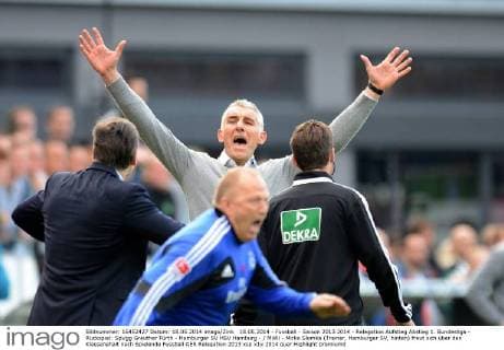 18.05.2014 - Fussball - Saison 2013 2014 - Relegation Aufstieg Abstieg 1. Bundesliga - Rückspiel: SpVgg Greuther Fürth - Hamburger SV HSV Hamburg - MiWi - Mirko Slomka (Trainer, Hamburger SV, hinten) freut sich über den Klassenehalt nach Spielende