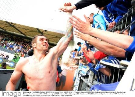 18.05.2014 - Fussball - Saison 2013 2014 - Relegation Aufstieg Abstieg 1. Bundesliga - Rückspiel: - Hamburger SV HSV Hamburg - MiWi - Pierre-Michel Lasogga (20, Hamburger SV) klatscht nach Spielende bei den HSV Fans ab